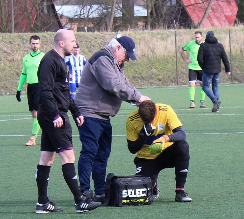 Fotbalisté SK Roudnice (v modrém) porazili Dušníky až po penaltách.