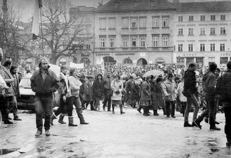 Stovky lidí se 27. listopadu v roce 1989 účastnily generální stávky na Mírovém náměstí v Litoměřicích.