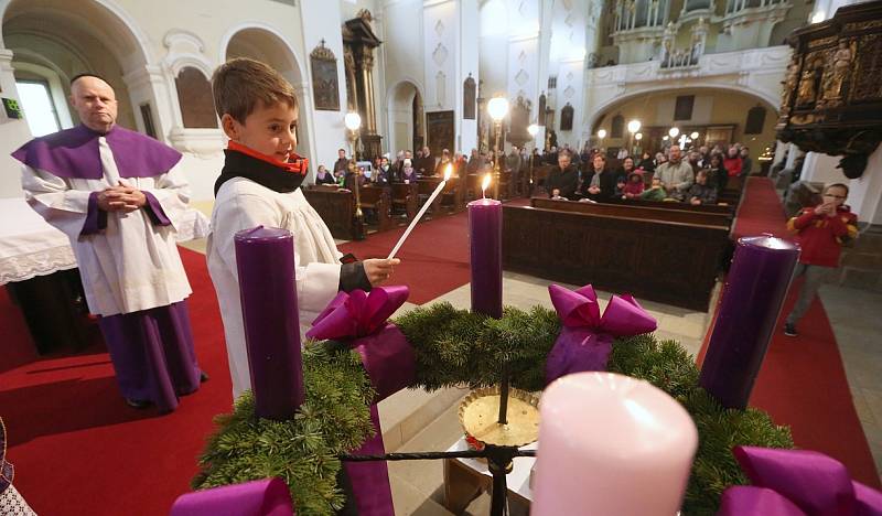 Advent přivítali mší a zapálením svíce i v katedrále sv. Štěpána v Litoměřicích.