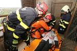 Litoměřičtí profesionální hasiči si vyzkoušeli transport zraněné osoby v bezvědomí z vyhlídkové věže na biskupství v Litoměřicích.