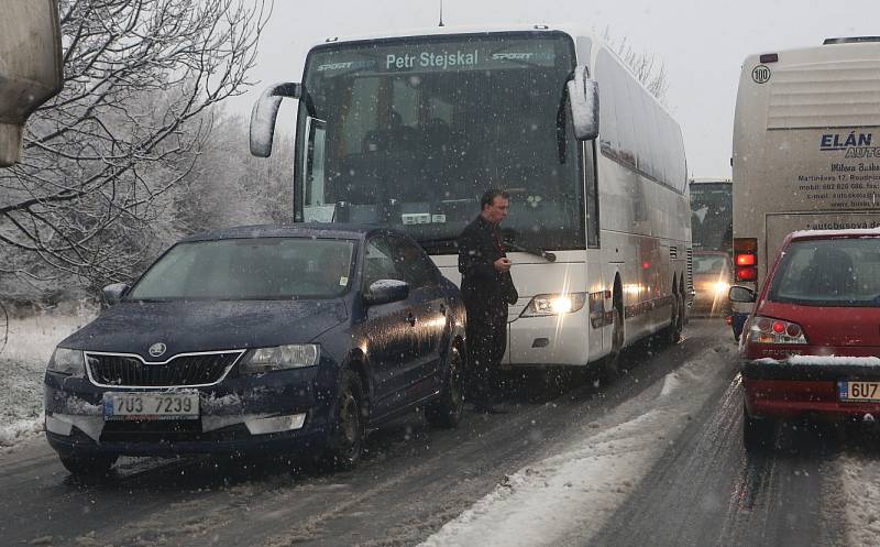 Sníh působil dopravní komplikace u Jenčic.