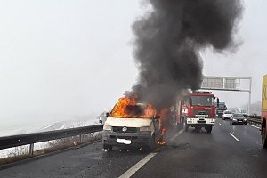 Hasiči z Lovosic vyjeli k požáru dodávky na dálnici D8
