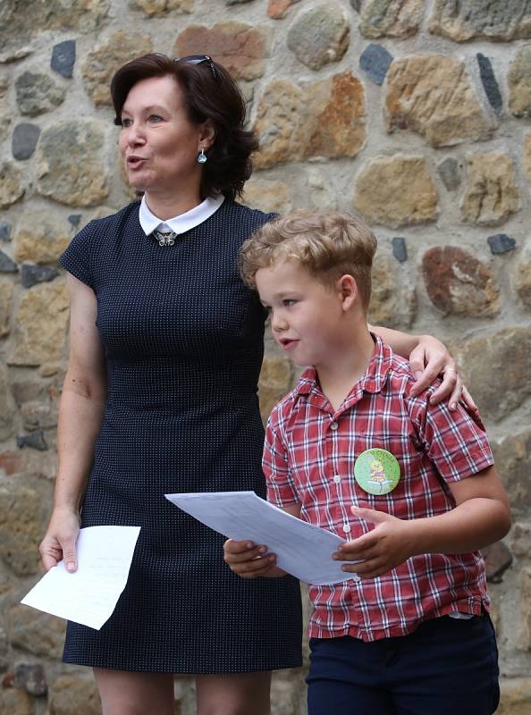 V Úštěku se slavnostně rozdávalo vysvědčení. První ročník a devátá třída dostaly vysvědčení v areálu místního hradu