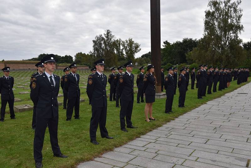 Sedmdesát dva nových příslušníků HZS Ústeckého kraje v pondělí složilo slib příslušníka HZS ČR. Slavnostní ceremoniál se odehrál v areálu Památníku Terezín.