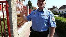 JAKO ŠERIF.  Jediný strážník obecní policie v Čížkovicích Milan Pova si musí poradit s místní kriminalitou či  vandalismem. V pondělí a ve středu úřaduje i na obecním úřadě od 15 do 17 hodin.