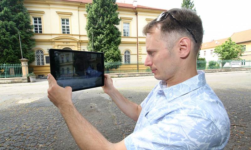 Mobilní aplikace SmartGuide nově provede turisty Terezínem. Ten je prvním městem v kraji, které je takto zmapované.