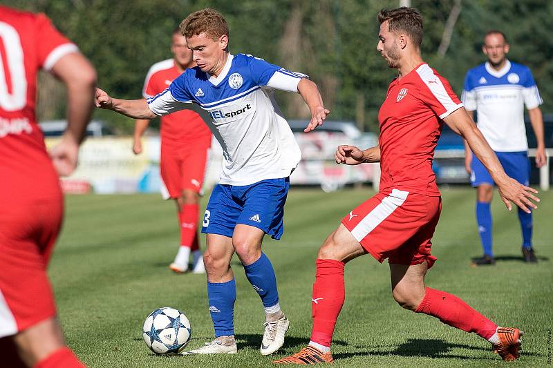 Slovan Velvary (v modrobílém) podlehl doma ve své historické premiéře v ČFL Sokolu Brozany 2:3 po penaltovém rozstřelu.