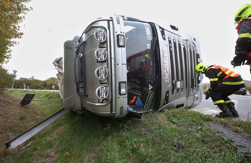 Kamion se na sjezdu z dálnice D8 u Lovosic na kruhovém objezdu převrátil do příkopu