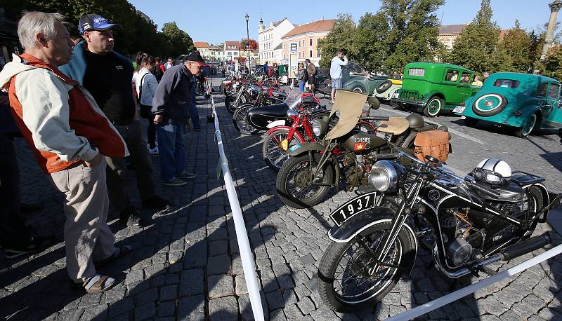 Na roudnickém náměstí se v sobotu konal tradiční sraz autoveteránů.