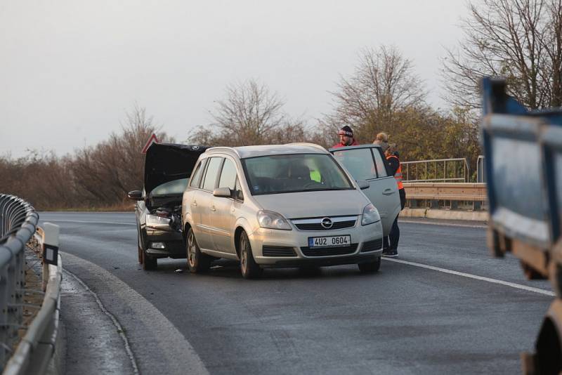 Hromadná nehoda nad přemostěním D8 u Roudnice nad Labem.