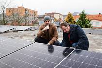 Odborná firma začala s instalací fotovoltaiky na Domu dětí a mládeže Rozmarýn v Plešivecké ulici v Litoměřicích.