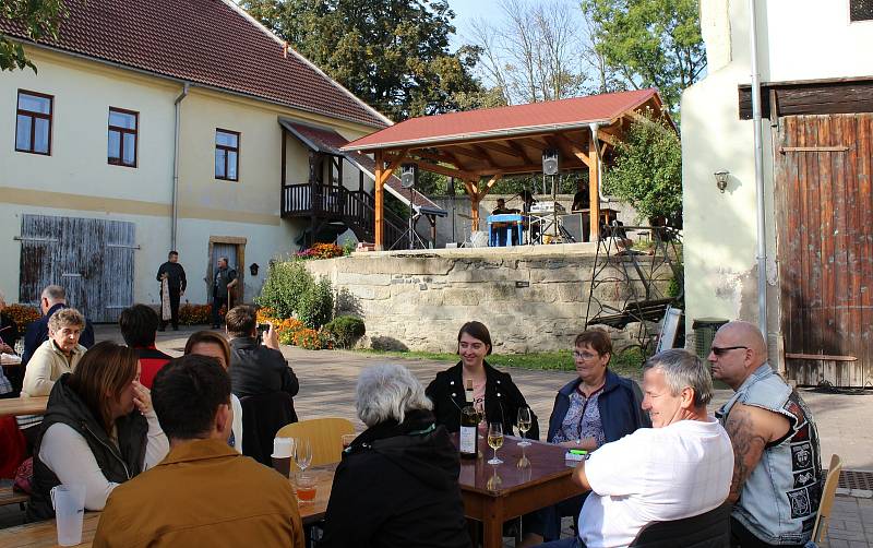 Na dvoře obecního úřadu v Liběšicích se v sobotu konal první ročník Liběšických hodů.