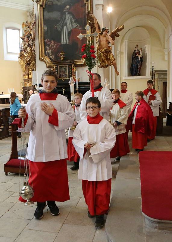 Za mírného krápání žehnal biskup před nedělní mší v litoměřické katedrále svatého Štěpána kočičkám, palmovým listům a jiným zelenajícím se větvičkám.