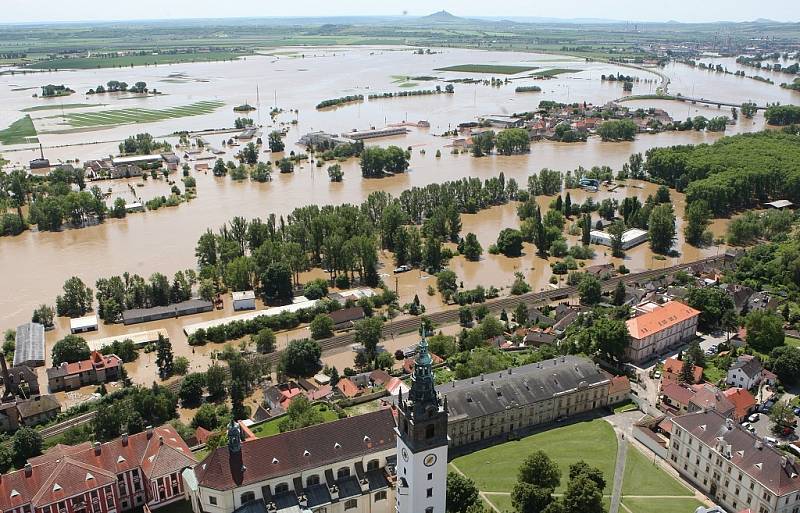 Povodeň, středa 5. června 2013: Letecké snímky od Litoměřic po Mlékojedy