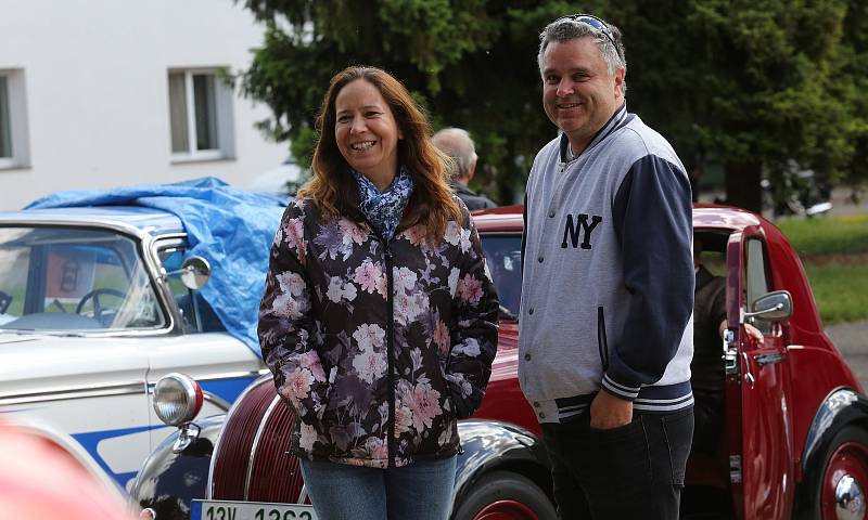 Veterán Car Club Velemín pořádal v sobotu dopoledne závod veteránů všech kategorií. Počasí sice moc nepřálo, ale i přesto dorazilo na start v areálu výstaviště Zahrady Čech několik desítek vozidel a motocyklů.