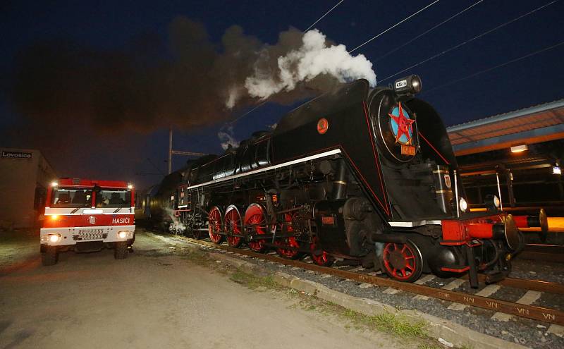 Hasiči z Litoměřic doplňovali vodu parní lokomotivě přezdívané Šlechtična.