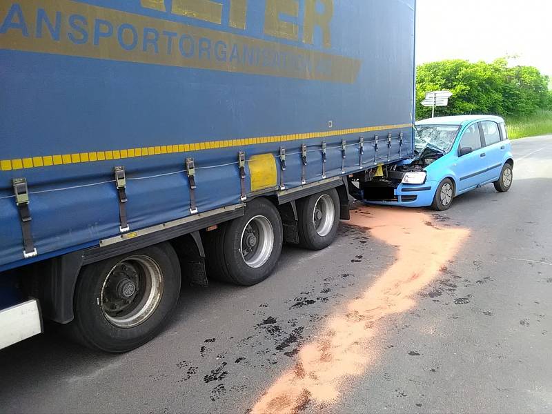 U obce Rohatce narazilo osobní auto do zaparkovaného kamionu