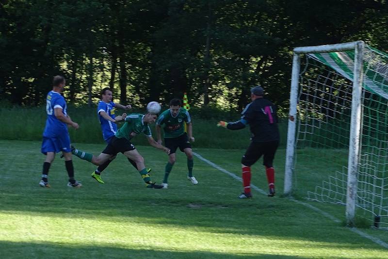 Okresní přebor: Milešov (v modrém) - Pokratice 3:9.