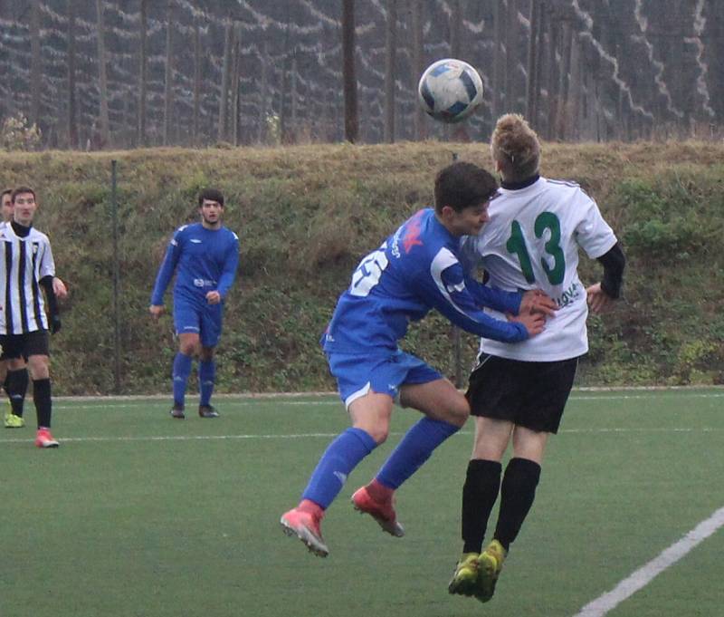 Fotbalová divize U19: SK Roudnice (v modrém) - VOŠ a SOŠ Roudnice.