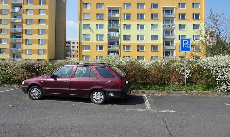 Nevíte, kam odložit auto? Ještě je tu místo a tohle tu stojí už asi rok. Raději neuvádím, kde tohle auto plné harampádí je a nikomu nevadí. Místní to jistě poznají.