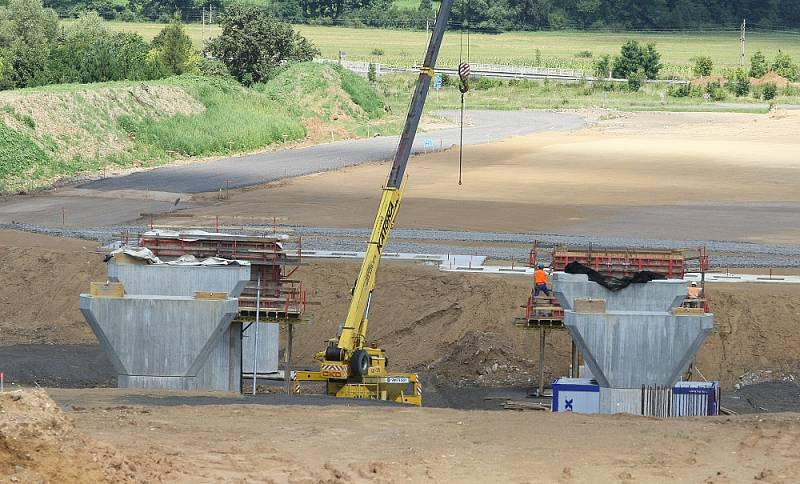 BEZ TĚŽKÝCH STROJŮ. Práce na stavbě dálnice D8 skončily, soud zrušil stavební povolení. Dělníci stavbu zakonzervují.