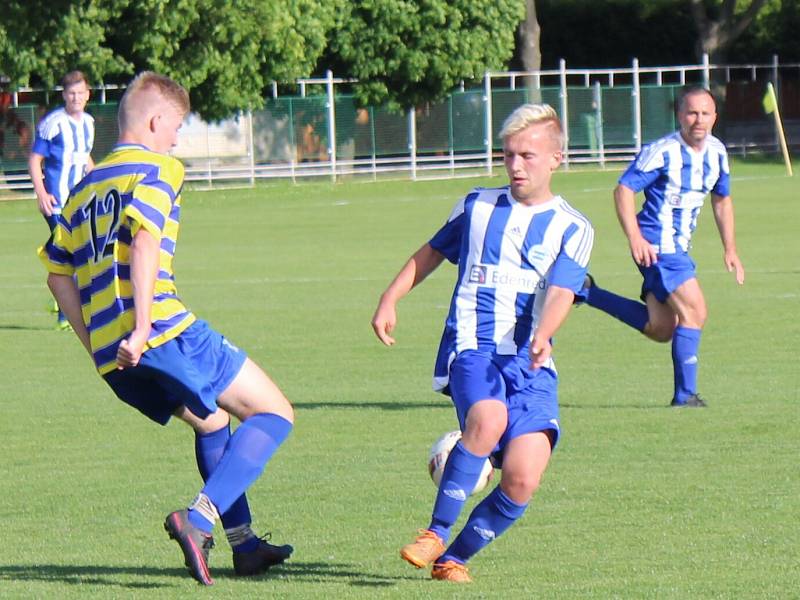 Finále okresního fotbalového poháru dospělých: Roudnice (v bílomodrém) - Mšené - lázně.