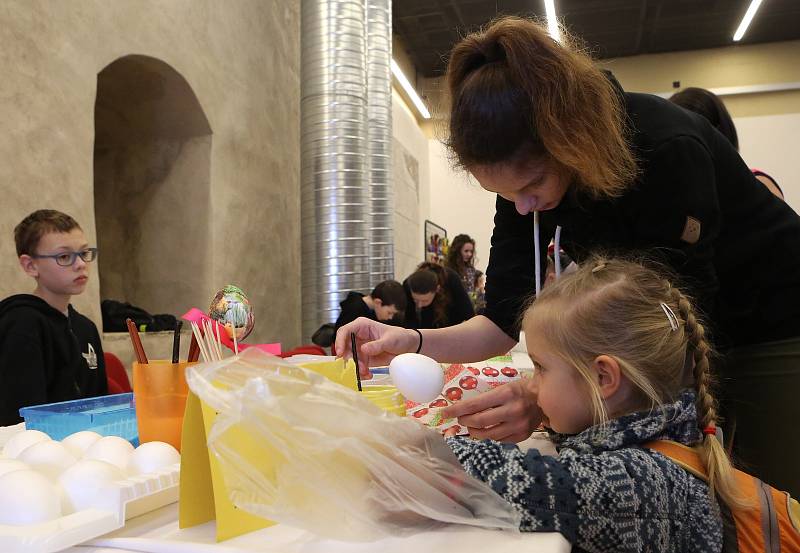 Místní produkty lidových řemesel s velikonoční a jarní tematikou nalákaly v sobotu 17. března do litoměřického Hradu stovky návštěvníků.