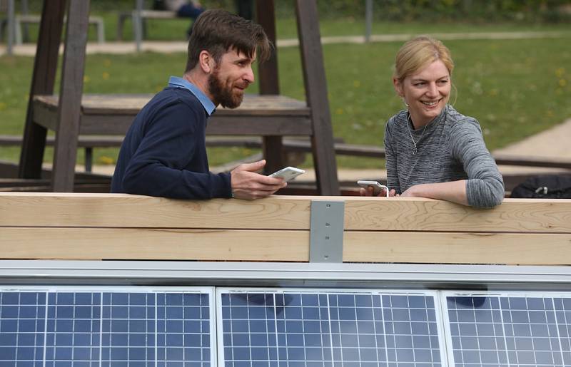 Litoměřice mají jako první v republice solární lavičku, kde si je možné dobít telefon nebo se připojit k internetu
