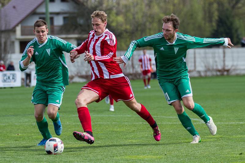 Fotbalová divize B: Brozany (v pruhovaném) - Rakovník 1:2.