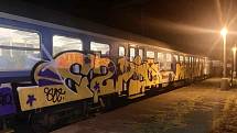 Sprejer si na začátku února 2022 vyhlédl odstavenou vlakovou soupravu v Roudnici nad Labem