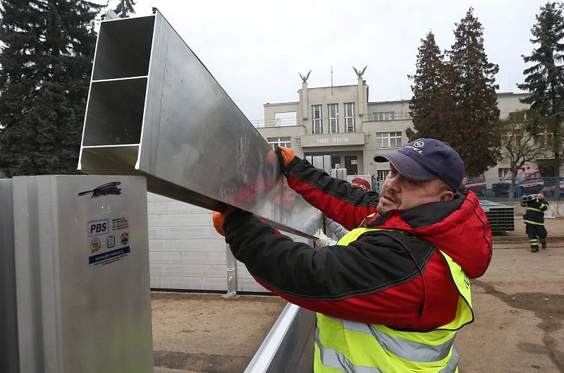 Nácvik stavby protipovodňových opatření v Terezíně.