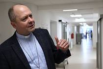 Roudnickou nemocnici navštívil pomocný biskup pražský a generální vikář pražského arcibiskupství Zdenek Wasserbauer.