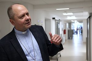 Roudnickou nemocnici navštívil pomocný biskup pražský a generální vikář pražského arcibiskupství Zdenek Wasserbauer.
