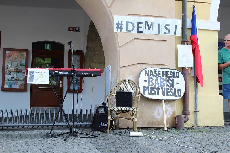 Lidé v Litoměřicích protestují proti Babišovi v úterý 11. června.