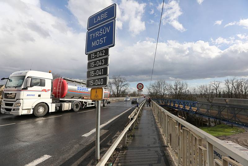 Poslední přípravy na uzavření Tyršova mostu