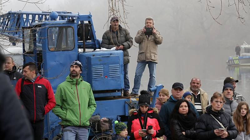 V loděnici Bárkmet ve Lhotce nad Labem spustili na vodu 86 metrů dlouhý tanker na jedlé oleje