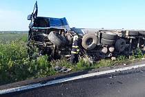 Dopravní nehoda kamionu a dvou osobních aut u Lovosic.