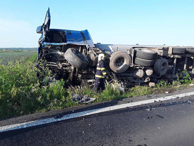 Dopravní nehoda kamionu a dvou osobních aut u Lovosic.