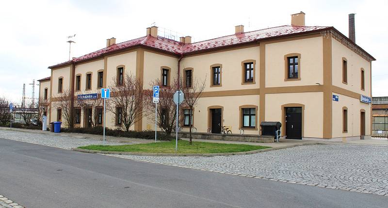 Nádražní budovu v Bohušovicích loni zrekonstruovala Správa železnic. Kromě fasády, oken nebo střechy je nový i interiér.