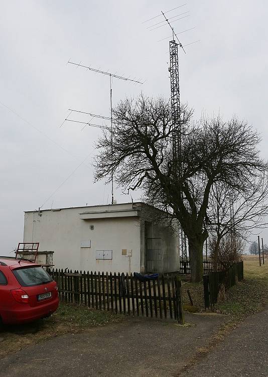 RADIOAMATÉŘI ve svém středisku u Chotěšova. Objekt patřil armádě, později jej převzala obec. 