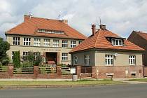 Budova Základní školy v Bechlíně z roku 1927 disponuje pouze první stupněm.