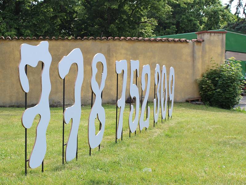 Interaktivní a nevšední sochařské dílo v podobě telefonního čísla čeká u roudnické galerie.