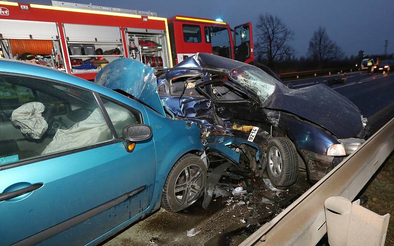 K vážné dopravní nehodě došlo ve čtvrtek v  půl sedmé ráno v Lovosicích na silnici 1/15 poblíž hasičské stanice.