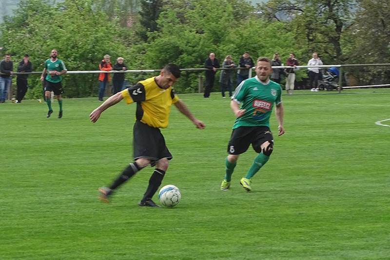 První s druhým. To byl zápas okresního přeboru Pokratice (v zeleném) - Libotenice. Domácí svého soka smetli 6:0.