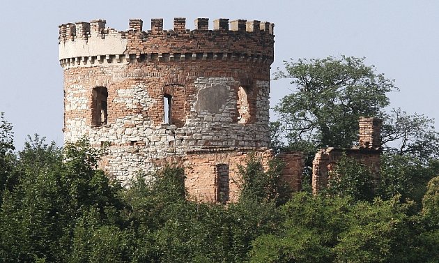 NELEHKÝ ŽIVOT. Přestože rodina žila na zámečku, luxusu si moc neužila. Císařovi i se dvěma nejmladšími dětmi obývali prostory sklepu vyhloubeného do svahu. Podle natahaného dřeva a očouzených stropů slouží úkryt někomu možná dodnes. 