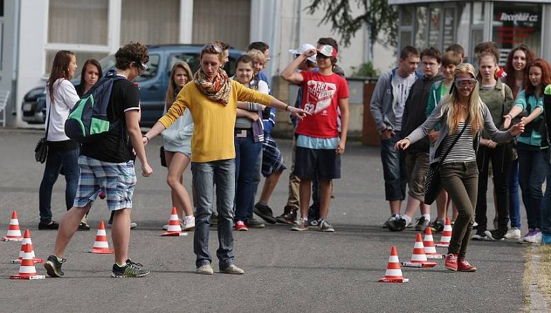 Pyrotechnici, strážníci, vězeňská služba, pořádková jednotka, poříční i dopravní policisté, záchranáři. Ti všichni a další představili svou práci žákům 8. a 9. tříd. 