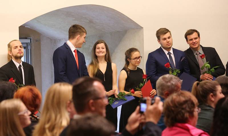 Slavnostní předávání maturitních vysvědčení v gotickém hradu v Litoměřicích