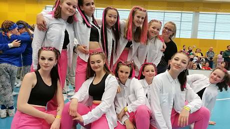 Mladí tanečníci a tanečnice na mistrovství republiky uspěli.