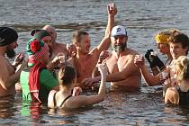 Desítky otužilců se vrhly na Štědrý den do studené vody řeky Labe.