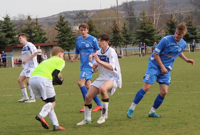 Dohrávku 17. kola divize B ktg. U19 zvládli fotbalisté SK Roudnice (v modrém), kteří porazili Kladno B 4:1.